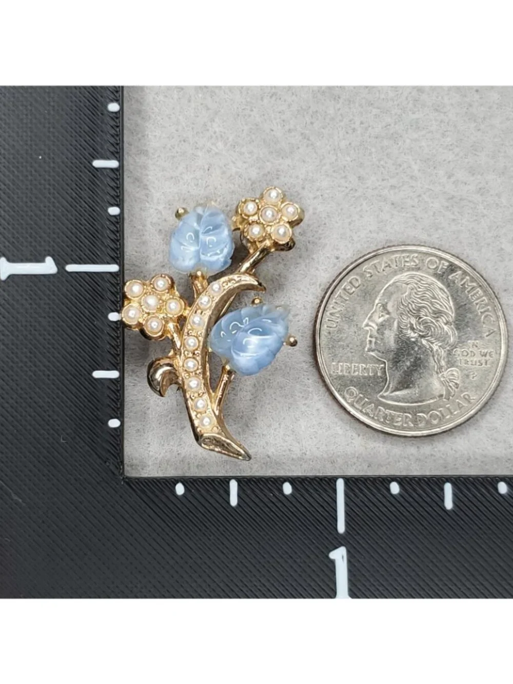 Vintage Flower Brooch Gold Tone Blue Molded Glass Faux Pearls 1.25" - Picture 6 of 6